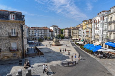 Vitoria-Gasteiz, İspanya - 20 Ağustos 2021: Vitoria ve Plaza de la Virgen Blanca Muharebesi anıtı