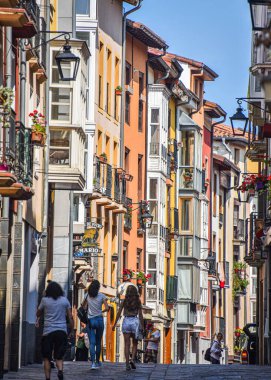 Vitoria-Gasteiz, İspanya - 20 Ağustos 2021: Vitoria Gasteiz 'in dar sokaklarındaki renkli binalar