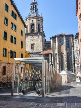 Vitoria-Gasteiz, İspanya - 21 Ağustos 2021: Eski Vitoria Gasteiz kasabasında toplu taşıma yürüyen merdivenleri