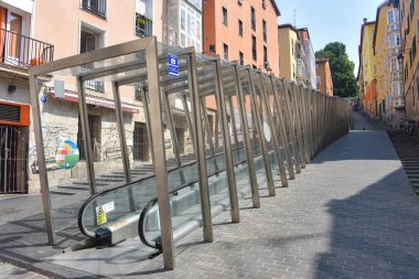 Vitoria-Gasteiz, İspanya - 21 Ağustos 2021: Eski Vitoria Gasteiz kasabasında toplu taşıma yürüyen merdivenleri