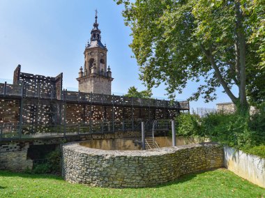 Vitoria Gasteiz, İspanya - 21 Ağustos 2021: Plaza de Espana ve Vitoria şehri