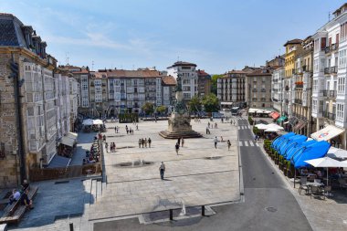 Vitoria-Gasteiz, İspanya - 20 Ağustos 2021: Vitoria ve Plaza de la Virgen Blanca Muharebesi anıtı