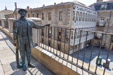 Vitoria Gasteiz, İspanya - 21 Ağustos 2021: Virgen Blanca Meydanı 'na bakan Celedon Heykeli