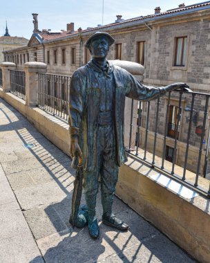 Vitoria Gasteiz, İspanya - 21 Ağustos 2021: Virgen Blanca Meydanı 'na bakan Celedon Heykeli