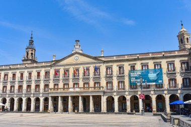 Vitoria-Gasteiz, İspanya - 20 Ağustos 2021: Plaza de Espana (veya Plaza Nueva), eski Vitoria Gasteiz, İspanya