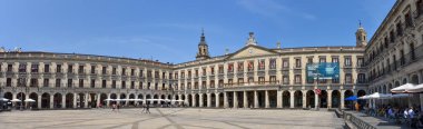 Vitoria-Gasteiz, İspanya - 20 Ağustos 2021: Plaza de Espana (veya Plaza Nueva), eski Vitoria Gasteiz, İspanya