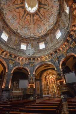 Loyola, İspanya - 14 Ağustos 2021: Loyola Bazilikası 'nın iç manzarası, İspanya