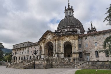 Loyola, İspanya - 14 Ağustos 2021: Loyola Bazilikası 'nın dış görünüşü, İspanya