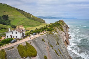 Zumaia, İspanya - 14 Ağustos 2021: San Telmo Kilisesi ve Zumaia kıyısındaki Flysch Kayalıkları