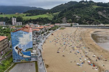 Deba, İspanya - 14 Ağustos 2021: Kalabalık Deba, Bask Ülkesi, İspanya sahillerinde yaz güneşinin tadını çıkarıyor