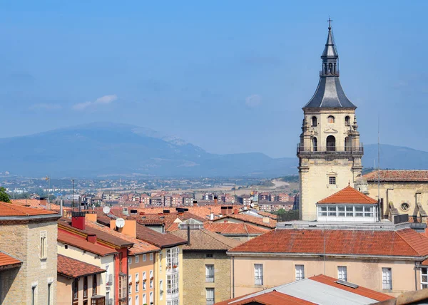Vitoria Gasteiz, İspanya - 21 Ağustos 2021: San Vicente Kilisesi 'nin kulesinden Vitoria şehrine bakıyor