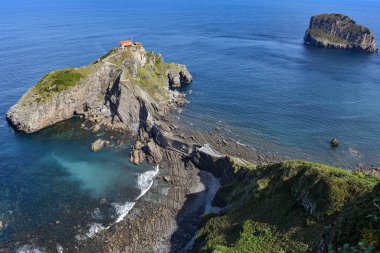 Bermeo, Bilbao, İspanya yakınlarındaki Bask Sahili 'nde San Juan de Gaztelugatxe inziva ve kilise