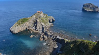 Bermeo, Bilbao, İspanya yakınlarındaki Bask Sahili 'nde San Juan de Gaztelugatxe inziva ve kilise