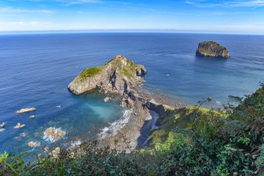 Bermeo, Bilbao, İspanya yakınlarındaki Bask Sahili 'nde San Juan de Gaztelugatxe inziva ve kilise