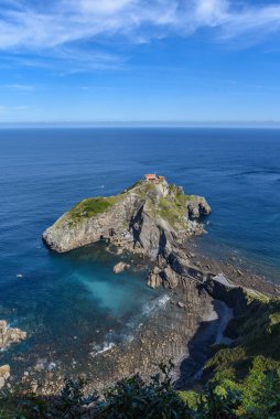 Bermeo, Bilbao, İspanya yakınlarındaki Bask Sahili 'nde San Juan de Gaztelugatxe inziva ve kilise