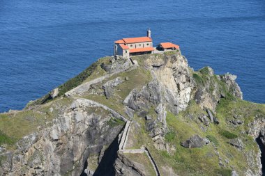 Bermeo, Bilbao, İspanya yakınlarındaki Bask Sahili 'nde San Juan de Gaztelugatxe inziva ve kilise
