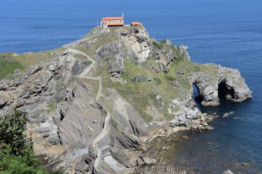 Bermeo, Bilbao, İspanya yakınlarındaki Bask Sahili 'nde San Juan de Gaztelugatxe inziva ve kilise