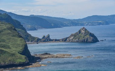 Bermeo, Bilbao, İspanya yakınlarındaki Bask Sahili 'nde San Juan de Gaztelugatxe inziva ve kilise