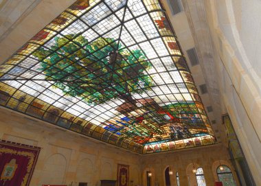 Guernica, İspanya - 11 Eylül 2021: Meclis Binasındaki Gernika boyalı cam tavan (Casa de las Juntas), Gernika (Guernica), Bask Ülkesi