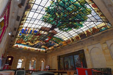 Guernica, İspanya - 11 Eylül 2021: Meclis Binasındaki Gernika boyalı cam tavan (Casa de las Juntas), Gernika (Guernica), Bask Ülkesi