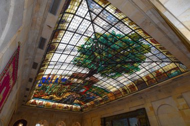 Guernica, İspanya - 11 Eylül 2021: Meclis Binasındaki Gernika boyalı cam tavan (Casa de las Juntas), Gernika (Guernica), Bask Ülkesi