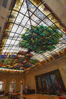 Guernica, İspanya - 11 Eylül 2021: Meclis Binasındaki Gernika boyalı cam tavan (Casa de las Juntas), Gernika (Guernica), Bask Ülkesi