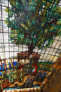 Guernica, İspanya - 11 Eylül 2021: Meclis Binasındaki Gernika boyalı cam tavan (Casa de las Juntas), Gernika (Guernica), Bask Ülkesi