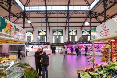 Salamanca, İspanya - 4 Mart 2025: Salamanca pazarı gıda salonu, Kastilya ve Leon