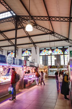 Salamanca, İspanya - 4 Mart 2025: Salamanca pazarı gıda salonu, Kastilya ve Leon