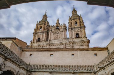 Salamanca, İspanya - 3 Mart 2025: Casa de las Conchas Halk Kütüphanesi Manastırı