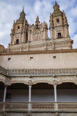 Salamanca, İspanya - 3 Mart 2025: Casa de las Conchas Halk Kütüphanesi Manastırı
