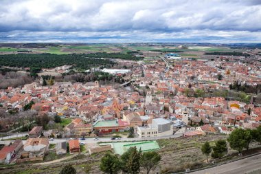 Penafiel, İspanya - 6 Mart 2025: Penafiel, Kastilya ve Leon Şatosundan Panoramik Genel Görünüm