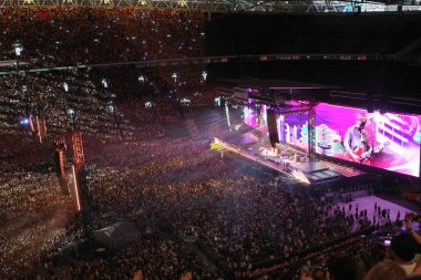 Londra, İngiltere - 26 Temmuz 2025: Oasis Wembley Stadyumu 'ndan canlı performans sergiliyor.