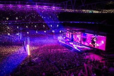 Londra, İngiltere - 26 Temmuz 2025: Oasis Wembley Stadyumu 'ndan canlı performans sergiliyor.
