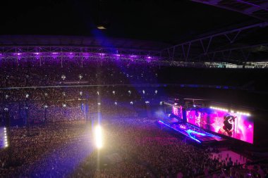 Londra, İngiltere - 26 Temmuz 2025: Oasis Wembley Stadyumu 'ndan canlı performans sergiliyor.