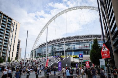 Londra, İngiltere - 26 Temmuz 2025: Wembley Stadyumu dışındaki Oasis taraftarları Live 25 turnesi öncesinde