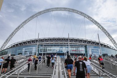 Londra, İngiltere - 26 Temmuz 2025: Wembley Stadyumu dışındaki Oasis taraftarları Live 25 turnesi öncesinde