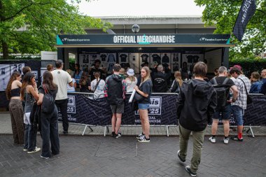 Londra, İngiltere - 26 Temmuz 2025: Wembley Stadyumu 'nun dışındaki ticaret tezgahları Oasis Live 25 konser turnesi öncesinde