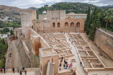 Granada, İspanya - 21 Ekim 2025: Torre del Homenaje (Kale Kalesi) ile Alcazaba Kalesi
