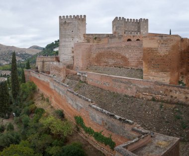Granada, İspanya - 21 Ekim 2025: Torre del Homenaje (Kale Kalesi) ile Alcazaba Kalesi