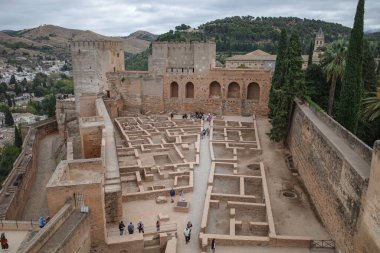 Granada, İspanya - 21 Ekim 2025: Torre del Homenaje (Kale Kalesi) ile Alcazaba Kalesi