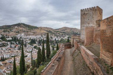 Granada, İspanya - 21 Ekim 2025: Torre del Homenaje (Kale Kalesi) ile Alcazaba Kalesi