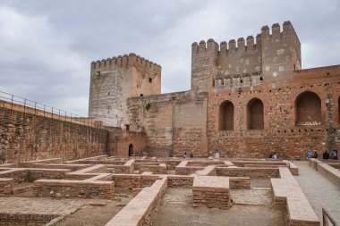 Granada, İspanya - 21 Ekim 2025: Torre del Homenaje (Kale Kalesi) ile Alcazaba Kalesi