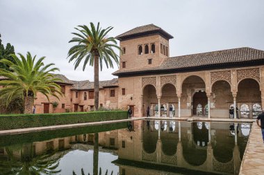 Granada, İspanya - 21 Ekim 2025: Partal Sarayı ve Nasrid Sarayı 'ndaki gölet