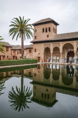 Granada, İspanya - 21 Ekim 2025: Partal Sarayı ve Nasrid Sarayı 'ndaki gölet