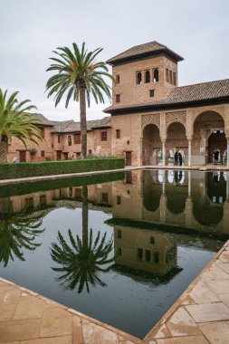 Granada, İspanya - 21 Ekim 2025: Partal Sarayı ve Nasrid Sarayı 'ndaki gölet