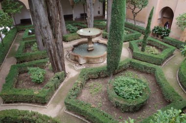 Granada, İspanya - 21 Ekim 2025: Alhambra Nasrid Saraylarındaki Daraxas Bahçesi