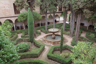 Granada, İspanya - 21 Ekim 2025: Alhambra Nasrid Saraylarındaki Daraxas Bahçesi