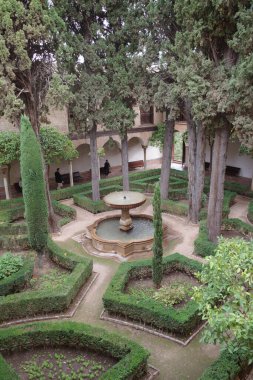 Granada, İspanya - 21 Ekim 2025: Alhambra Nasrid Saraylarındaki Daraxas Bahçesi