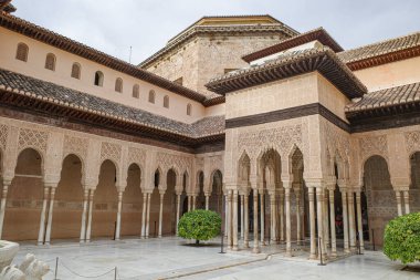 Granada, İspanya - 21 Ekim 2025: Palacio de los Leones 'deki İslami mimari, Nasrid Sarayı, Alhambra, UNESCO Dünya Mirası Bölgesi